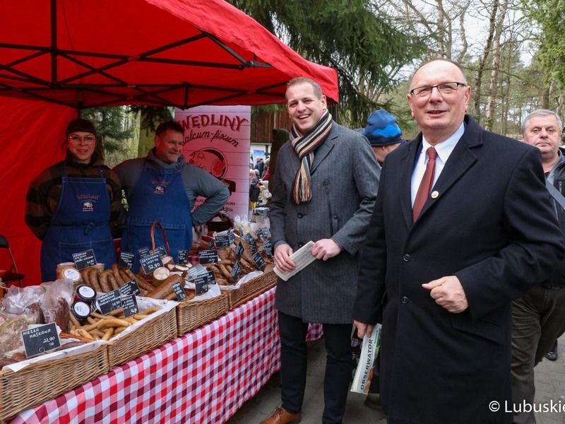 Wicemarszalkowie Stanisław Tomczyczyn i Łukasz Porycki na Kaziukach w zielonogórskim skansenie