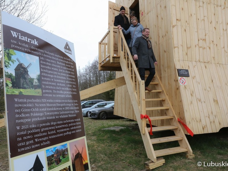 Otwarcie odnowionego zabytku na terenie muzeum: to XIX-wieczny wiatrak z Kiełcza w powiecie nowosolskim. Obiekt został sprowadzony do Ochli już w 2003 roku dzięki staraniom Polskiego Towarzystwa Ludoznawczego. Organizacja przekazała wiatrak Muzeum Etnograficznemu. Trzeba było jednak poddać go gruntownej konserwacji – w 2021 r. wymieniono odeskowanie, gont, zamontowano też nowe schody.