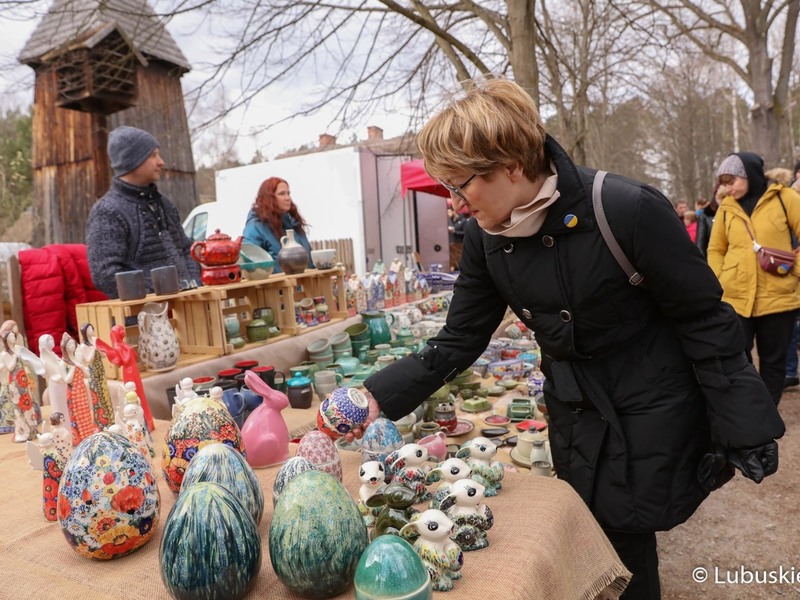Marszałek Elżbieta Anna Polak na Kaziukach w zielonogórskim skansenie