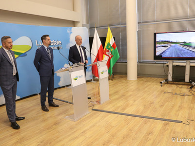 Członek Zarządu Woj. Lubuskiego Marcin Jabłoński (z prawej),  Dyrektor Departamentu Infrastruktury i Komunikacji UMWL Sławomir Kotylak (w środku) oraz Dyrektor Zarząd Dróg Wojewódzkich w Zielonej Górze Paweł Tonder podczas konferencji prasowej 