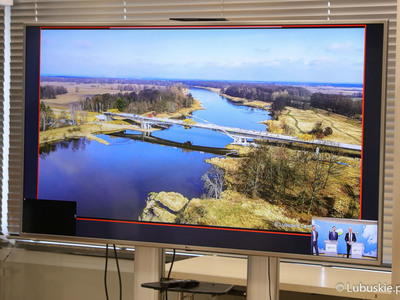 Monitor z prezentacją na konferencji prasowej dotyczącej podsumowania inwestycji na drogach wojewódzkich w 2021 r. oraz drogowych planów inwestycyjnych w 2022 r. 