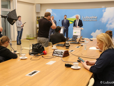 Uczestnicy konferencji prasowej dotyczącej podsumowania inwestycji na drogach wojewódzkich w 2021 r. oraz drogowych planów inwestycyjnych w 2022 r. 