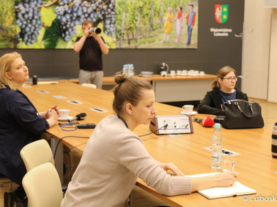 Uczestnicy konferencji prasowej dotyczącej podsumowania inwestycji na drogach wojewódzkich w 2021 r. oraz drogowych planów inwestycyjnych w 2022 r. 