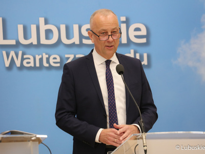Członek Zarządu Woj. Lubuskiego Marcin Jabłoński podczas konferencji prasowej 