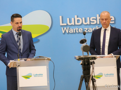 Członek Zarządu Woj. Lubuskiego Marcin Jabłoński (z prawej),  Dyrektor Departamentu Infrastruktury i Komunikacji UMWL Sławomir Kotylak (obok) podczas konferencji prasowej 