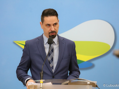 Dyrektor Departamentu Infrastruktury i Komunikacji UMWL Sławomir Kotylak podczas konferencji prasowej 