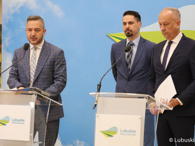 Członek Zarządu Woj. Lubuskiego Marcin Jabłoński (z prawej),  Dyrektor Departamentu Infrastruktury i Komunikacji UMWL Sławomir Kotylak (w środku) oraz Dyrektor Zarząd Dróg Wojewódzkich w Zielonej Górze Paweł Tonder podczas konferencji prasowej 