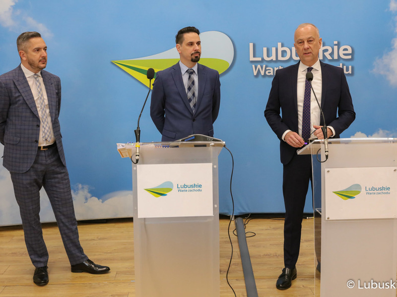 Członek Zarządu Woj. Lubuskiego Marcin Jabłoński (z prawej),  Dyrektor Departamentu Infrastruktury i Komunikacji UMWL Sławomir Kotylak (w środku) oraz Dyrektor Zarząd Dróg Wojewódzkich w Zielonej Górze Paweł Tonder podczas konferencji prasowej