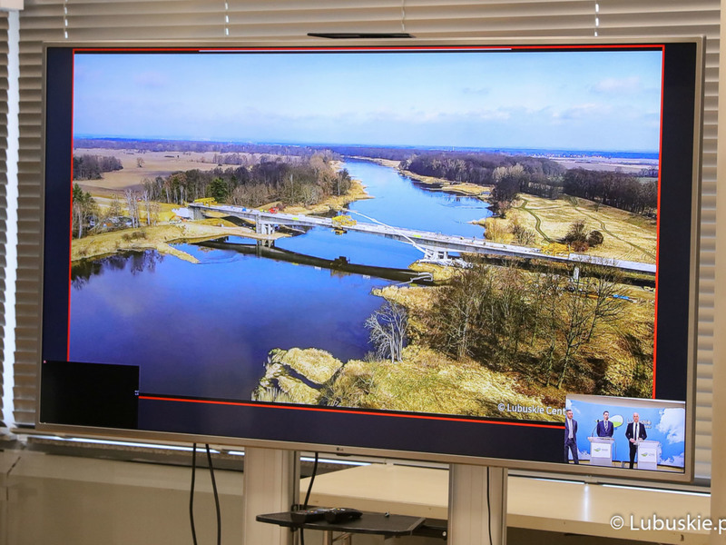 Monitor z prezentacją na konferencji prasowej dotyczącej podsumowania inwestycji na drogach wojewódzkich w 2021 r. oraz drogowych planów inwestycyjnych w 2022 r.