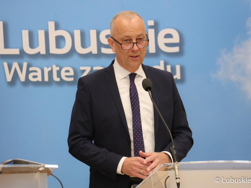 Członek Zarządu Woj. Lubuskiego Marcin Jabłoński podczas konferencji prasowej