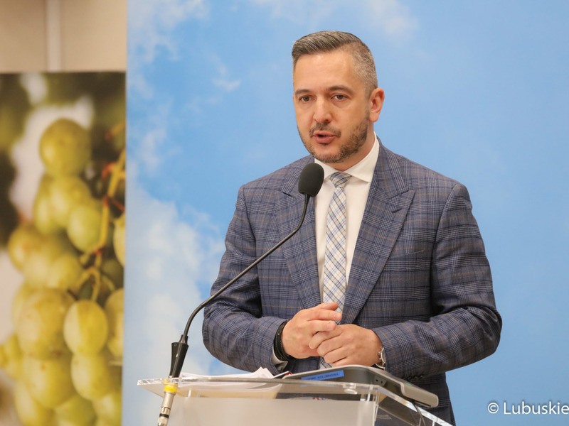Dyrektor Zarząd Dróg Wojewódzkich w Zielonej Górze Paweł Tonder podczas konferencji prasowej