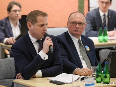 Wicemarszałek Łukasz Porycki (przy mikrofonie) oraz wicemarszałek Stanisław Tomczyszyn (obok) podczas kwietniowych obrad sesji Sejmiku Województwa Lubuskiego