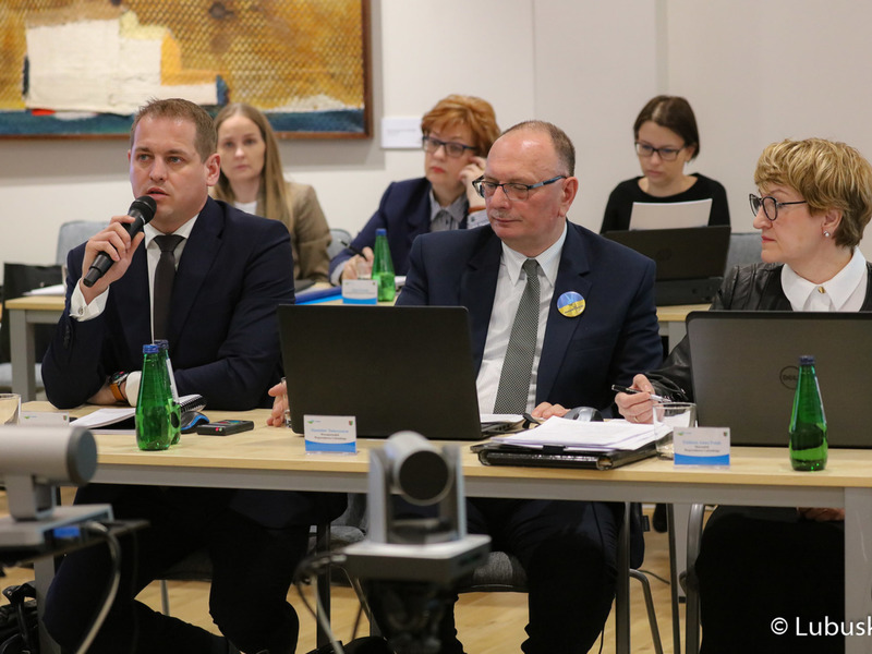 Wicemarszałek Łukasz Porycki (przy mikrofonie), wicemarszałek Stanisław Tomczyszyn oraz marszałek Elżbieta Anna Polak podczas kwietniowych obrad sesji Sejmiku Województwa Lubuskiego