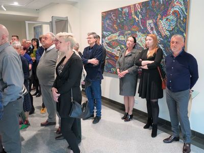Tłumy przybyły w piątek, 8 kwietnia 2022 roku do Muzeum Ziemi Lubuskiej w Zielonej Górze na otwarcie wystawy prac Zdzisława Franciszka Bazylewicza - „Czasu nie liczę”. 