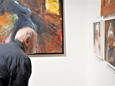 Tłumy przybyły w piątek, 8 kwietnia 2022 roku do Muzeum Ziemi Lubuskiej w Zielonej Górze na otwarcie wystawy prac Zdzisława Franciszka Bazylewicza - „Czasu nie liczę”. 