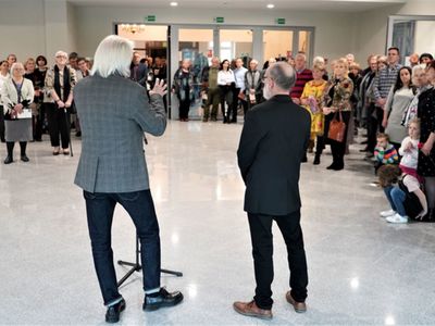 Tłumy przybyły w piątek, 8 kwietnia 2022 roku do Muzeum Ziemi Lubuskiej w Zielonej Górze na otwarcie wystawy prac Zdzisława Franciszka Bazylewicza - „Czasu nie liczę”. 