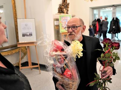 Tłumy przybyły w piątek, 8 kwietnia 2022 roku do Muzeum Ziemi Lubuskiej w Zielonej Górze na otwarcie wystawy prac Zdzisława Franciszka Bazylewicza - „Czasu nie liczę”. 