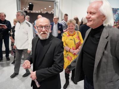 Tłumy przybyły w piątek, 8 kwietnia 2022 roku do Muzeum Ziemi Lubuskiej w Zielonej Górze na otwarcie wystawy prac Zdzisława Franciszka Bazylewicza - „Czasu nie liczę”. 