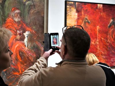 Tłumy przybyły w piątek, 8 kwietnia 2022 roku do Muzeum Ziemi Lubuskiej w Zielonej Górze na otwarcie wystawy prac Zdzisława Franciszka Bazylewicza - „Czasu nie liczę”. 