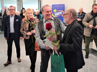 Tłumy przybyły w piątek, 8 kwietnia 2022 roku do Muzeum Ziemi Lubuskiej w Zielonej Górze na otwarcie wystawy prac Zdzisława Franciszka Bazylewicza - „Czasu nie liczę”. 