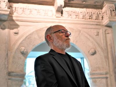 Tłumy przybyły w piątek, 8 kwietnia 2022 roku do Muzeum Ziemi Lubuskiej w Zielonej Górze na otwarcie wystawy prac Zdzisława Franciszka Bazylewicza - „Czasu nie liczę”. 