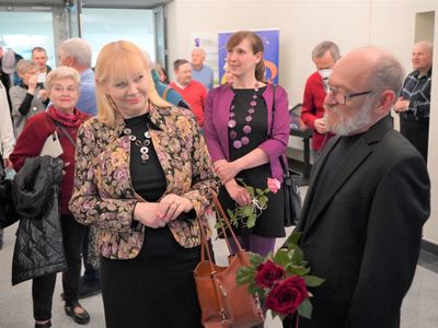 Tłumy przybyły w piątek, 8 kwietnia 2022 roku do Muzeum Ziemi Lubuskiej w Zielonej Górze na otwarcie wystawy prac Zdzisława Franciszka Bazylewicza - „Czasu nie liczę”. 