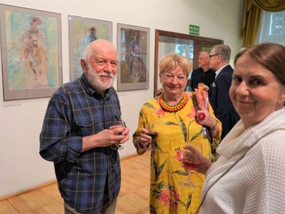 Tłumy przybyły w piątek, 8 kwietnia 2022 roku do Muzeum Ziemi Lubuskiej w Zielonej Górze na otwarcie wystawy prac Zdzisława Franciszka Bazylewicza - „Czasu nie liczę”. 