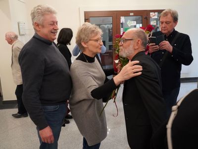Tłumy przybyły w piątek, 8 kwietnia 2022 roku do Muzeum Ziemi Lubuskiej w Zielonej Górze na otwarcie wystawy prac Zdzisława Franciszka Bazylewicza - „Czasu nie liczę”. 