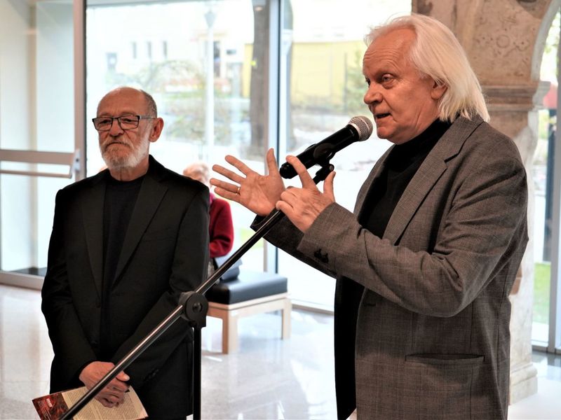 Tłumy przybyły w piątek, 8 kwietnia 2022 roku do Muzeum Ziemi Lubuskiej w Zielonej Górze na otwarcie wystawy prac Zdzisława Franciszka Bazylewicza - „Czasu nie liczę”.
