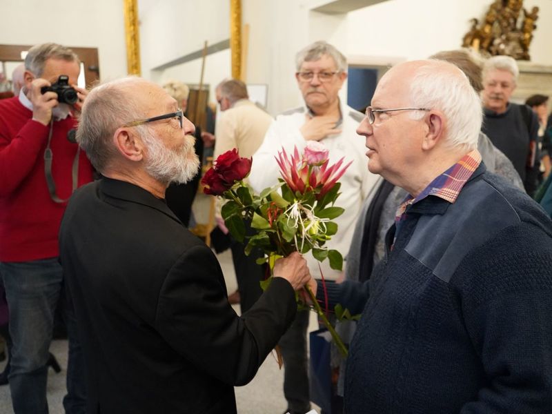 Tłumy przybyły w piątek, 8 kwietnia 2022 roku do Muzeum Ziemi Lubuskiej w Zielonej Górze na otwarcie wystawy prac Zdzisława Franciszka Bazylewicza - „Czasu nie liczę”.