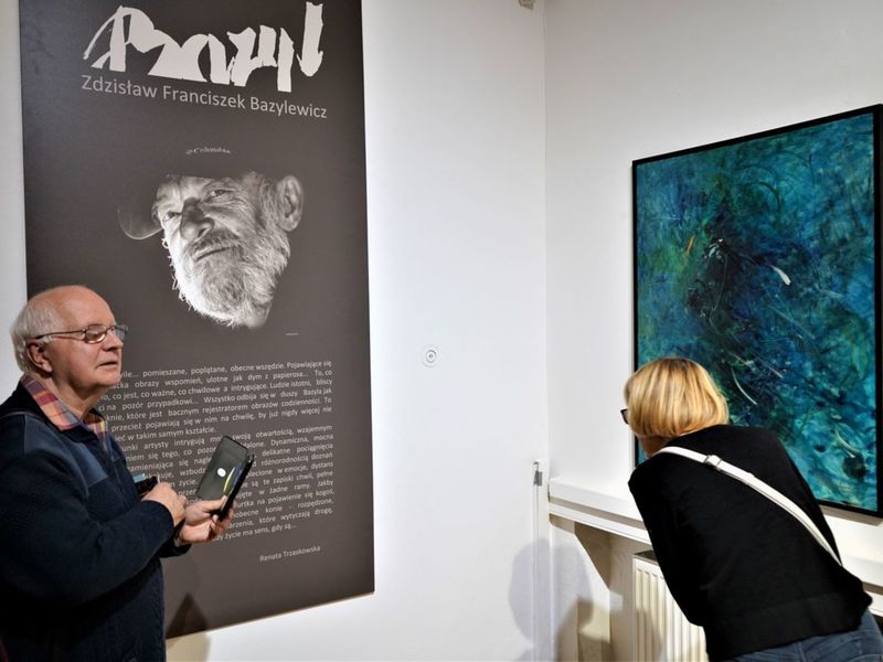 Tłumy przybyły w piątek, 8 kwietnia 2022 roku do Muzeum Ziemi Lubuskiej w Zielonej Górze na otwarcie wystawy prac Zdzisława Franciszka Bazylewicza - „Czasu nie liczę”.