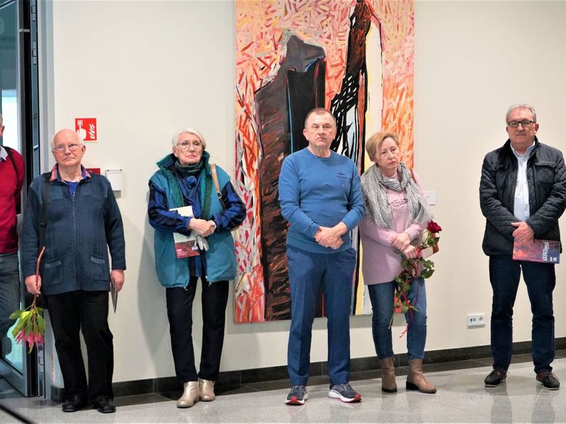 Tłumy przybyły w piątek, 8 kwietnia 2022 roku do Muzeum Ziemi Lubuskiej w Zielonej Górze na otwarcie wystawy prac Zdzisława Franciszka Bazylewicza - „Czasu nie liczę”.