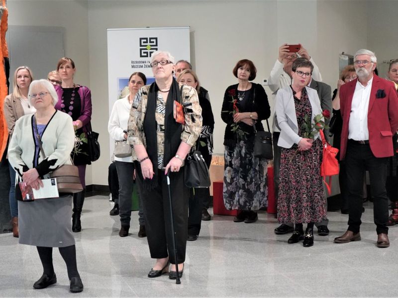 Tłumy przybyły w piątek, 8 kwietnia 2022 roku do Muzeum Ziemi Lubuskiej w Zielonej Górze na otwarcie wystawy prac Zdzisława Franciszka Bazylewicza - „Czasu nie liczę”.
