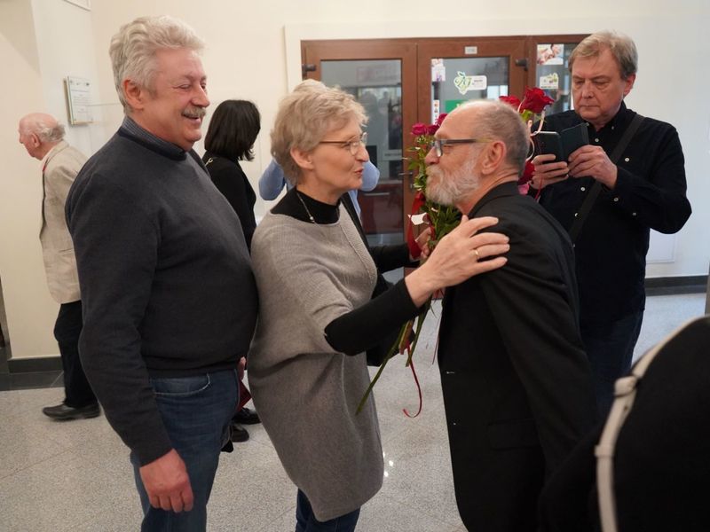 Tłumy przybyły w piątek, 8 kwietnia 2022 roku do Muzeum Ziemi Lubuskiej w Zielonej Górze na otwarcie wystawy prac Zdzisława Franciszka Bazylewicza - „Czasu nie liczę”.
