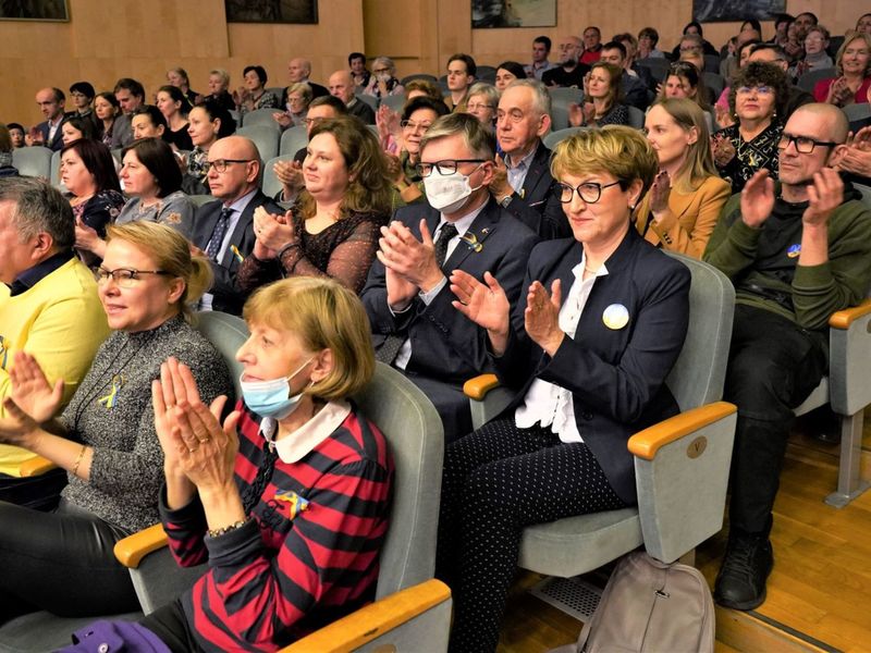 11 kwietnia 2022 r. Koncert „Z Ukrainą w Sercu” Narodowej Kapeli Bandurzystów Ukrainy im. Georgy Maiboroda w Filharmonii Zielonogórskiej objęła honorowym patronatem marszałek województwa lubuskiego Elżbieta Anna Polak