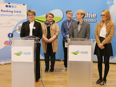 Marszałek Województwa Lubuskiego Elżbieta Anna Polak (przy mikrofonie) na konferencji prasowej 