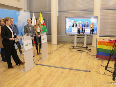 Marszałek Województwa Lubuskiego Elżbieta Anna Polak (przy mikrofonie) na konferencji prasowej 