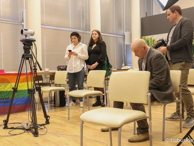 Uczestnicy konferencji prasowej dot. patronatu Marszałek Województwa Lubuskiego nad tegoroczną edycją projektu Ranking Szkół Przyjaznych LGBTQ 