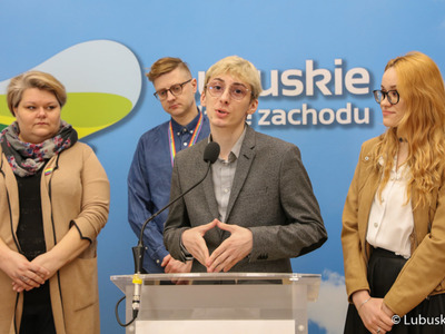 Dominik Kuc (przy mikrofonie) na konferencji prasowej dot. patronatu Marszałek Województwa Lubuskiego nad tegoroczną edycją projektu Ranking Szkół Przyjaznych LGBTQ