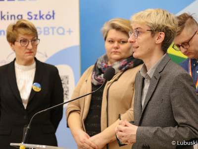Dominik Kuc (przy mikrofonie) na konferencji prasowej dot. patronatu Marszałek Województwa Lubuskiego nad tegoroczną edycją projektu Ranking Szkół Przyjaznych LGBTQ