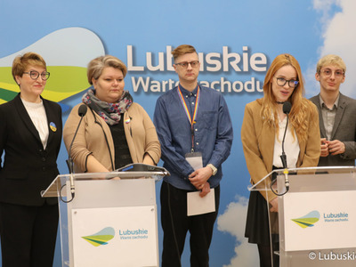 Regionalny koordynator rankingu Magdalena Antolczyk (przy mikrofonie) na konferencji prasowej dot. patronatu Marszałek Województwa Lubuskiego nad tegoroczną edycją projektu Ranking Szkół Przyjaznych LGBTQ 