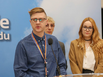 Kacper Kubiak (przy mikrofonie) z Instytutu Równości na konferencji prasowej 