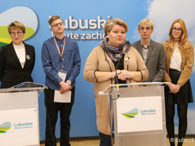 Agnieszka Chyrc (przy mikrofonie) z Instytutu Równości na konferencji prasowej 
