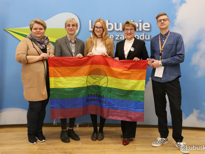 Uczestnicy konferencji prasowej dot. patronatu Marszałek Województwa Lubuskiego nad tegoroczną edycją projektu Ranking Szkół Przyjaznych LGBTQ 