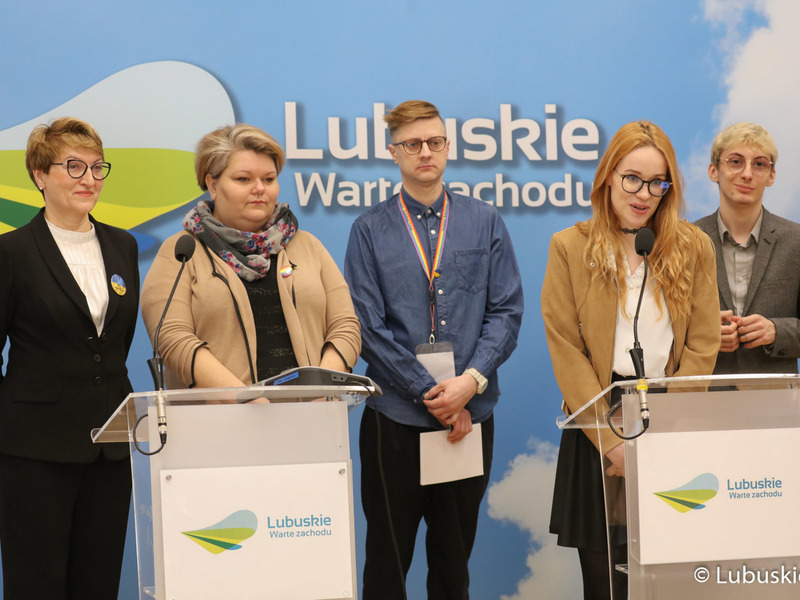 Regionalny koordynator rankingu Magdalena Antolczyk (przy mikrofonie) na konferencji prasowej dot. patronatu Marszałek Województwa Lubuskiego nad tegoroczną edycją projektu Ranking Szkół Przyjaznych LGBTQ