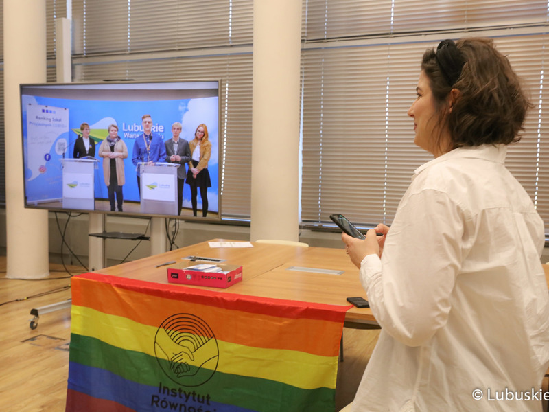 Uczestnicy konferencji prasowej dot. patronatu Marszałek Województwa Lubuskiego nad tegoroczną edycją projektu Ranking Szkół Przyjaznych LGBTQ