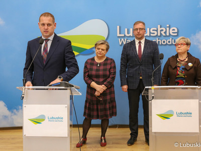 Wicemarszałek Łukasz Porycki (przy mikrofonie) podczas konferencji prasowej poświęconej dotacjom na prace konserwatorskie, restauratorskie lub roboty budowlane przy zabytkach w województwie lubuskim