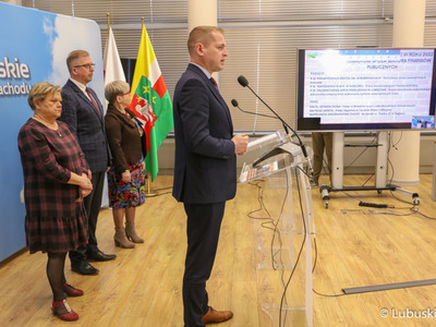 Wicemarszałek Łukasz Porycki (przy mikrofonie) podczas konferencji prasowej poświęconej dotacjom na prace konserwatorskie, restauratorskie lub roboty budowlane przy zabytkach w województwie lubuskim