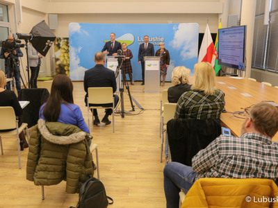 Uczestnicy konferencji prasowej poświęconej dotacjom na prace konserwatorskie, restauratorskie lub roboty budowlane przy zabytkach w województwie lubuskim