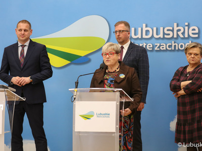 radna wojewódzka Anna Chinalska (przy mikrofonie) podczas konferencji prasowej poświęconej dotacjom na zabytki w województwie lubuskim